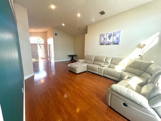 Foto del edificio - 10614 Crystal Cove Ln