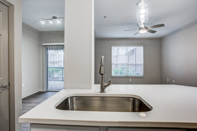 Newly renovated kitchen - Aventura on Briar Forest