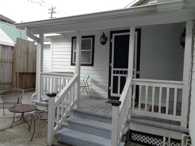 Building Photo - 905 Post Office St