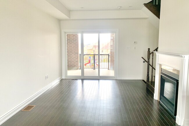 Building Photo - 10 Oakmore Ln