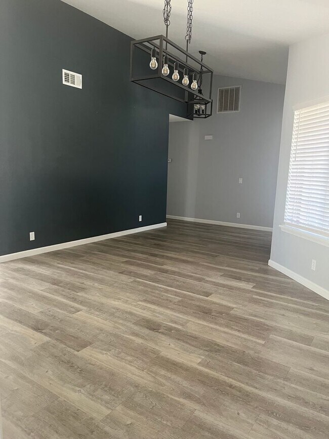 Building Photo - Available Now! Spacious 3-Bedroom Home in ...