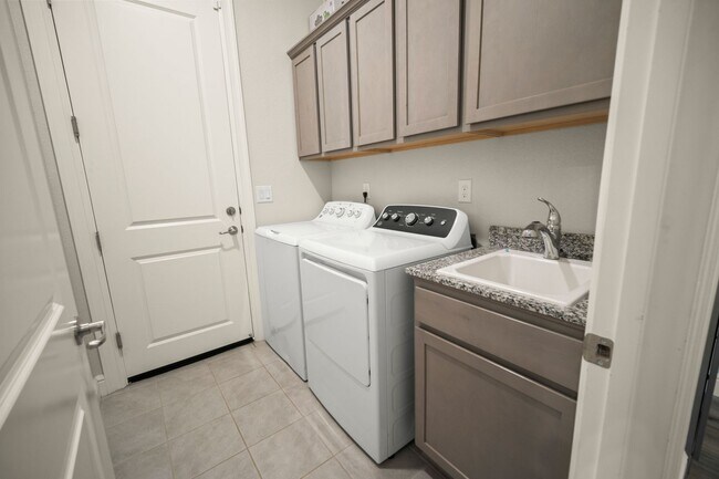 Foto del edificio - 690 Rose Ln