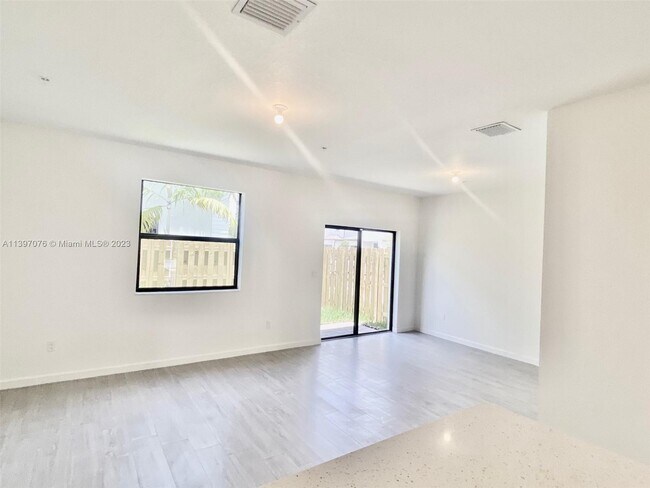 Foto del edificio - 15921 SW 2nd Dr