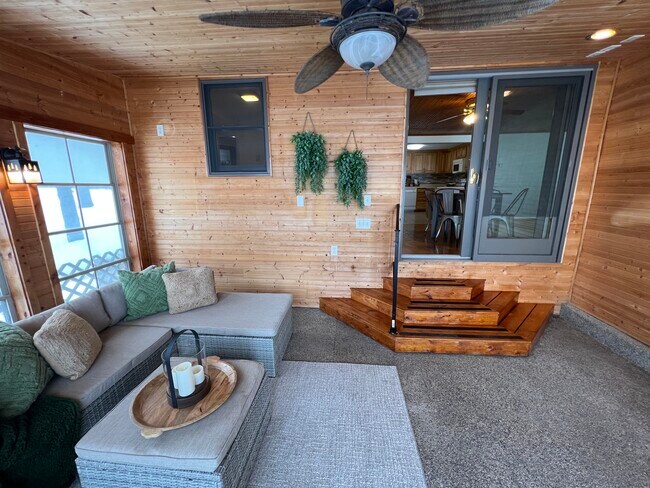 Foto del edificio - 14555 Breezy Point Rd