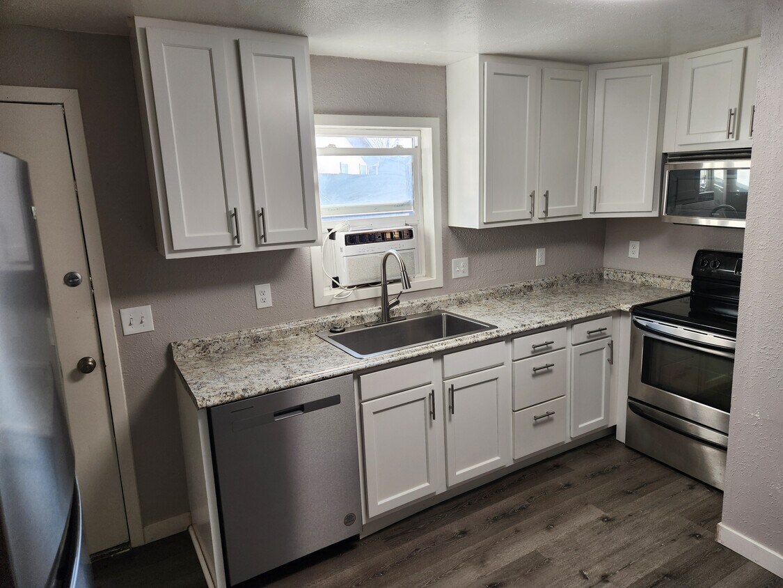 Foto principal - 6690 E 63rd Pl