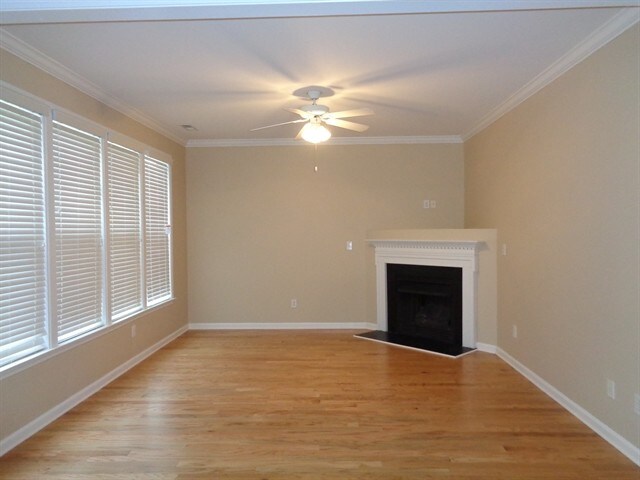 Foto del edificio - 100 Pearson Pl