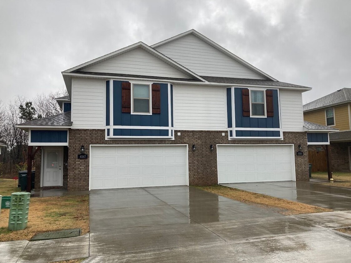 Foto del edificio - New 3 Bedroom 3.5 Bathroom home, private parking and 2 car garage Now Pre-leasing June 10 Move in...