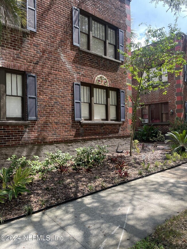 Foto del edificio - 2738 Riverside Ave