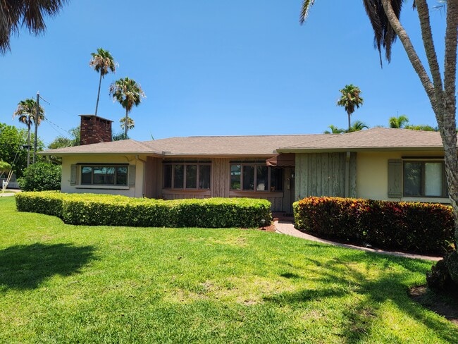 Building Photo - 935 Narcissus Ave