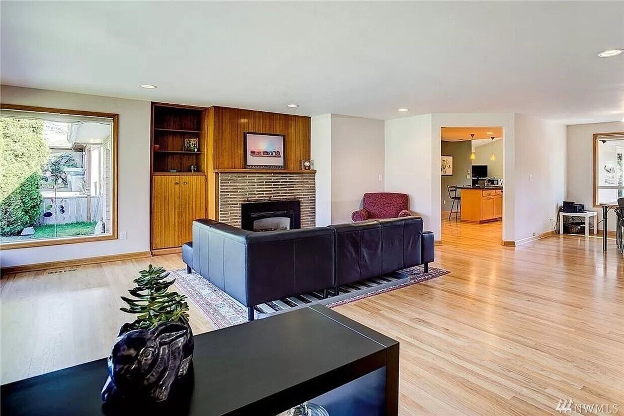 Beautiful and bright 3 bed / 2 bath rambler for rent! - Beautiful and bright 3 bed / 2 bath rambler for rent!