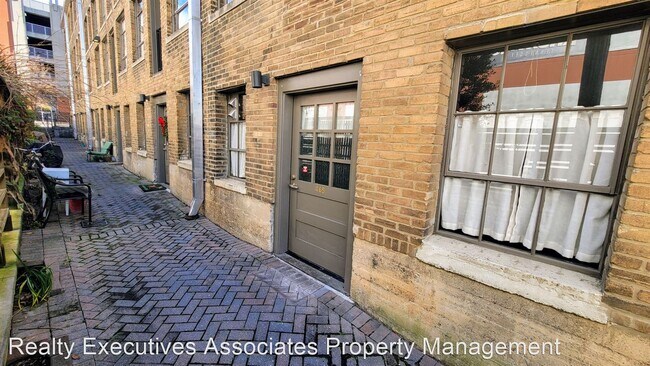 Building Photo - 2 br, 1 bath House - 465 Walnut Street, B03
