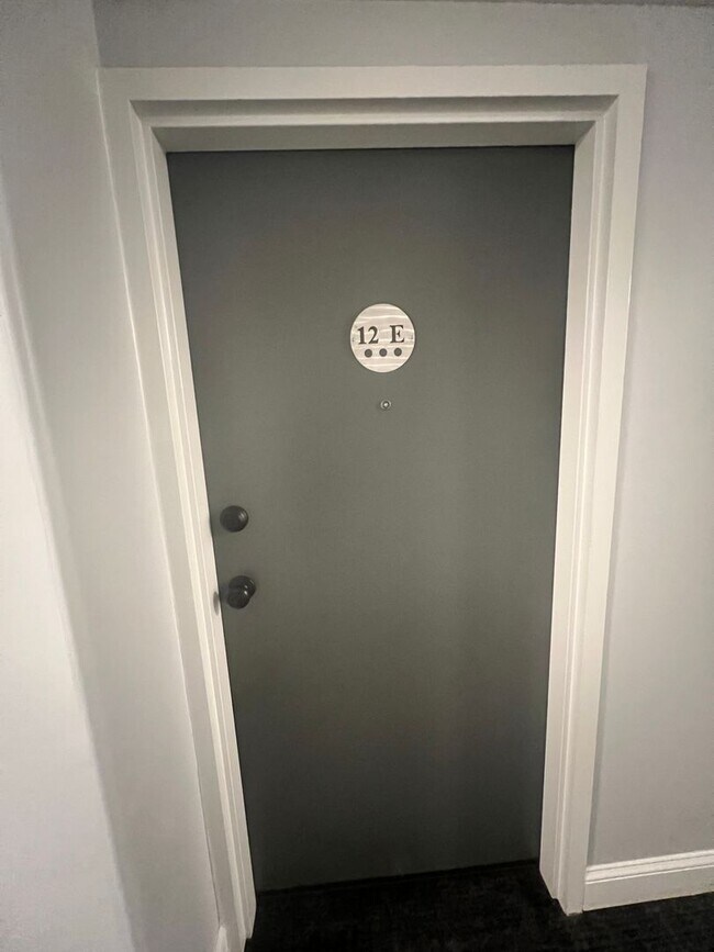 Foto del edificio - 700 E 8th St Unit 12E