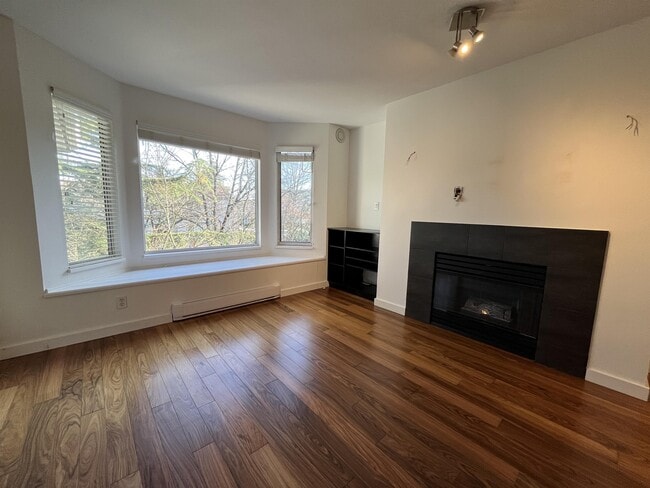 Building Photo - 3183 Esmond Ave