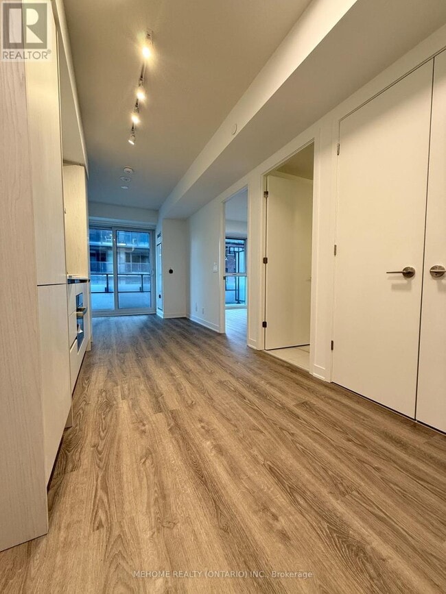 Building Photo - 180 Front St E