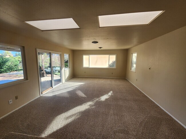 Foto del edificio - 1639 Debra Ln