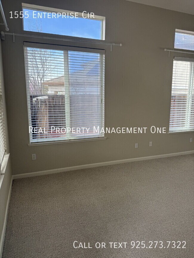 Foto del edificio - 1555 Enterprise Cir