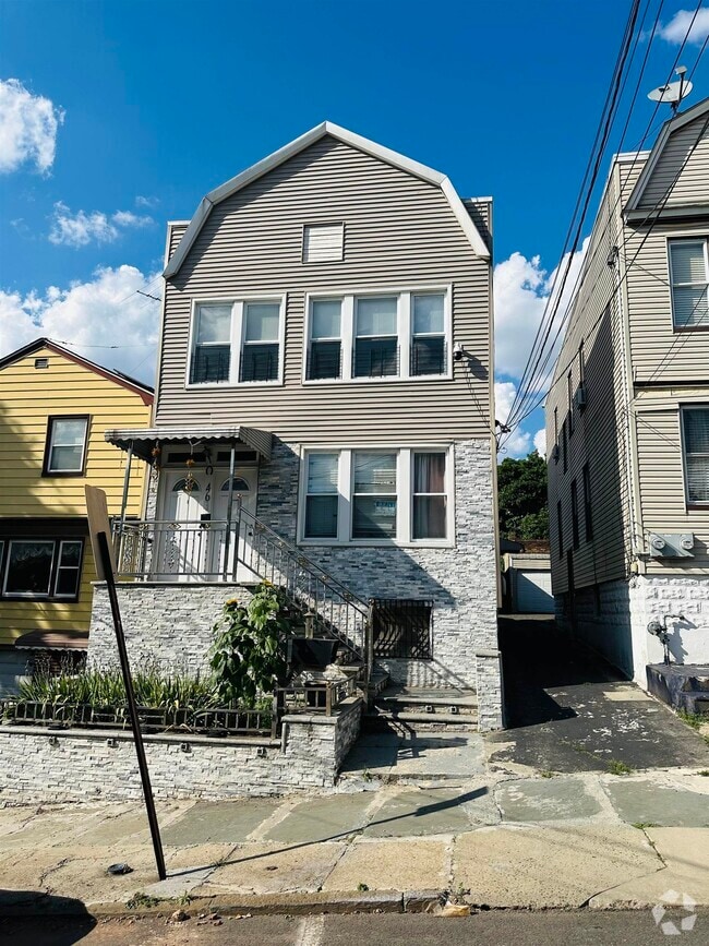 Building Photo - 46 Spruce St