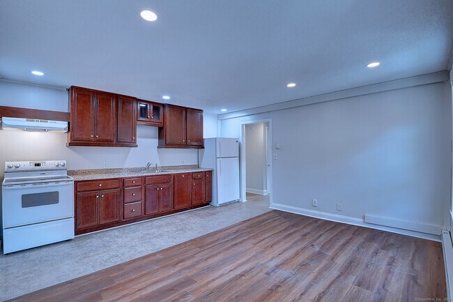 Building Photo - 159 Meadow St