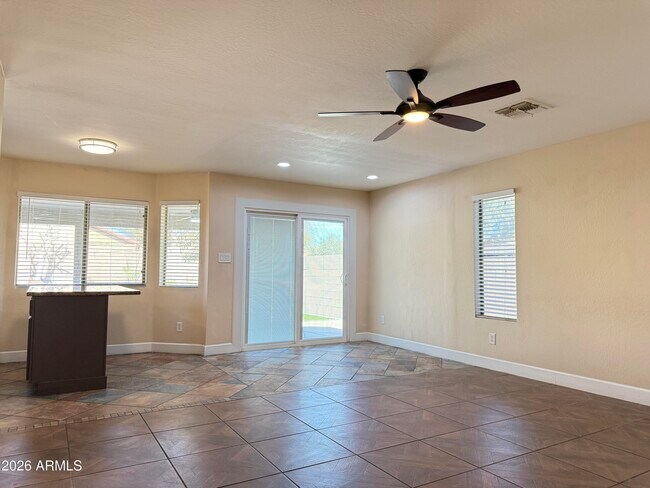 Foto del edificio - 23644 W Pkwy Dr