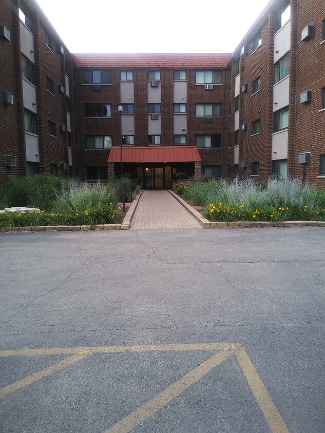 1919 S Wolf Rd, Hillside, IL 60162 Condo for Rent in Hillside, IL