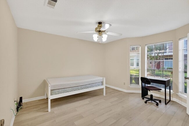 Building Photo - 10351 Briar Forest Dr