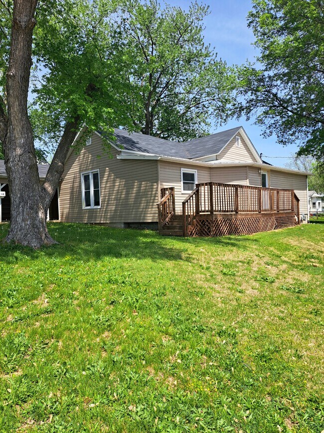 Foto del edificio - 318 E Madison St