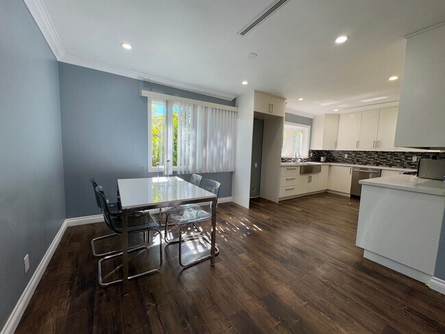 Foto del edificio - Large Open Layout Nestled in a Quiet Neighborhood with Stunning Mountain Views