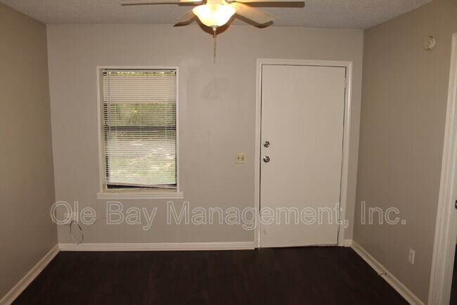 Foto del edificio - 2305-A Hillwood Dr S