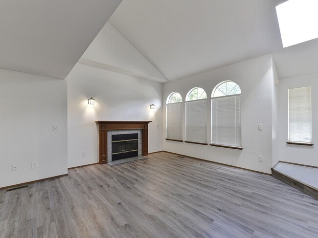 Building Photo - Sunny and Bright 3 Bdrm 2.5 Bath on West H...