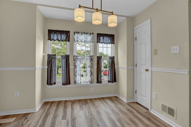 Building Photo - Spacious 4BR Home on Cul-de-Sac with Finis...