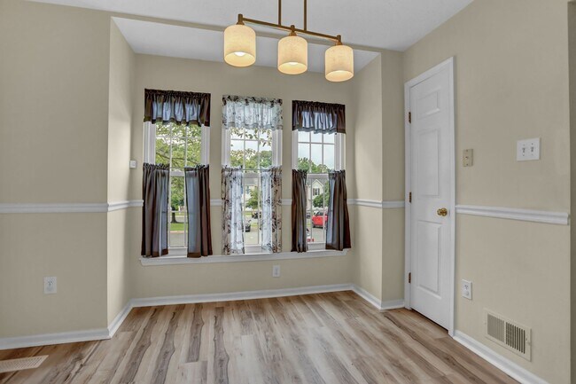 Foto del edificio - Spacious 4BR Home on Cul-de-Sac with Finis...