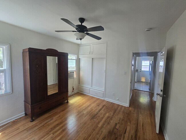 Building Photo - Welcome To The Downtown 2 Bedroom 1 Bath C...