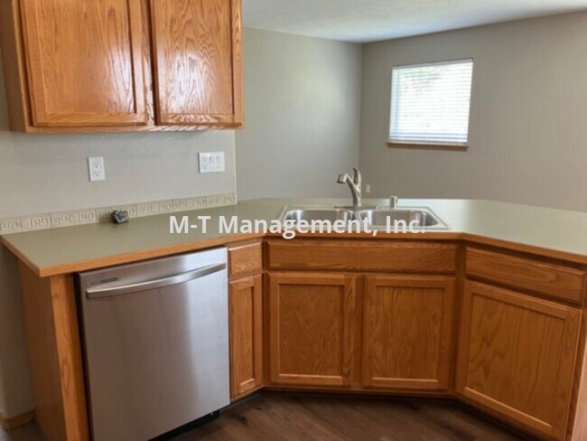 Building Photo - 3 br/2.5 bath Eagle Ridge 2 story house on...