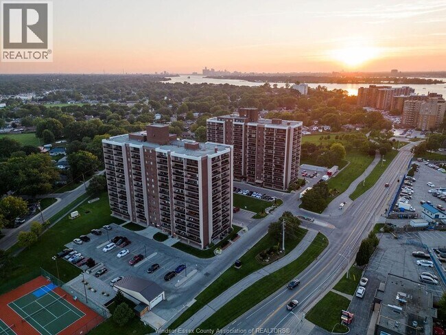 Photo du bâtiment - 9099 Riverside Dr E