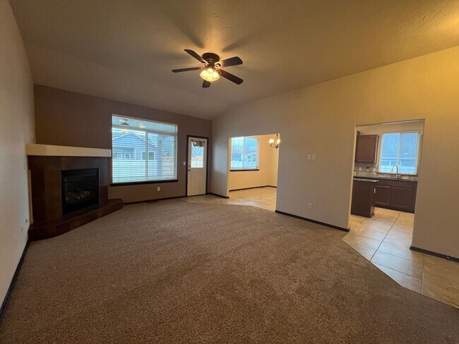 Building Photo - Move in special $400 off first months rent!
