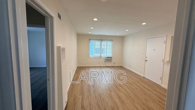 Building Photo - 4433 Hazeltine Ave
