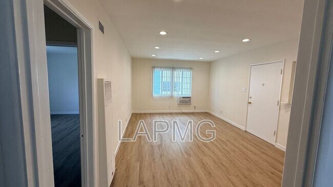Foto del edificio - 4433 Hazeltine Ave