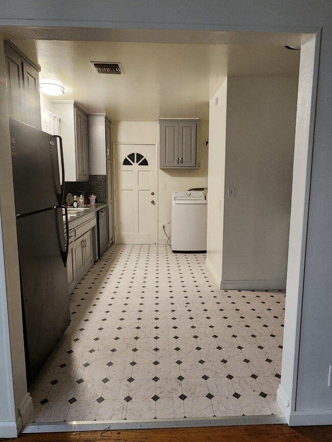 Kitchen - 7010 Cozycroft Ave