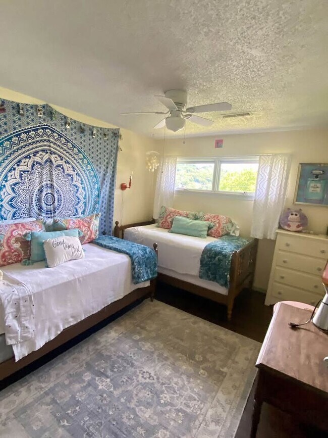 Foto del edificio - 4 Candlewood Knolls Rd