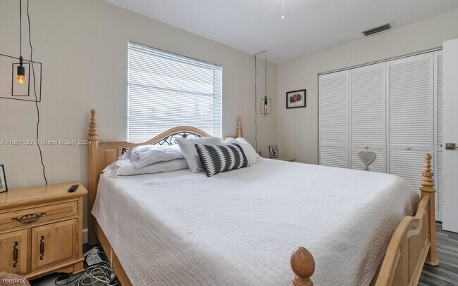 Foto del edificio - 2 br, 2 bath Duplex - 5042 SW 93rd Ave