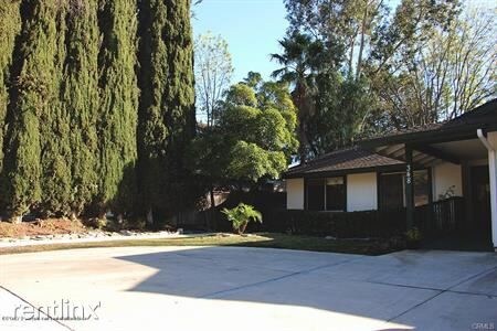 Primary Photo - 348 W Avenida de los Arboles