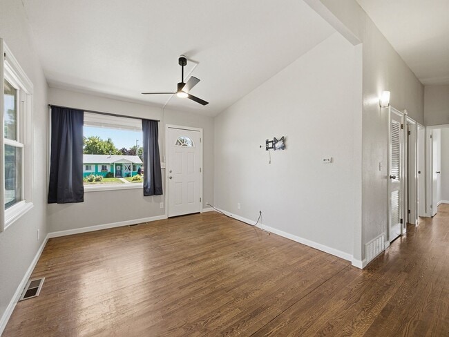 Foto del edificio - Updated 3 Bed Home with Vaulted Ceilings, Solar Panels & Large Corner Lot