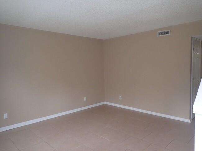 Building Photo - 2 Bedroom/1.5 Bath Townhome