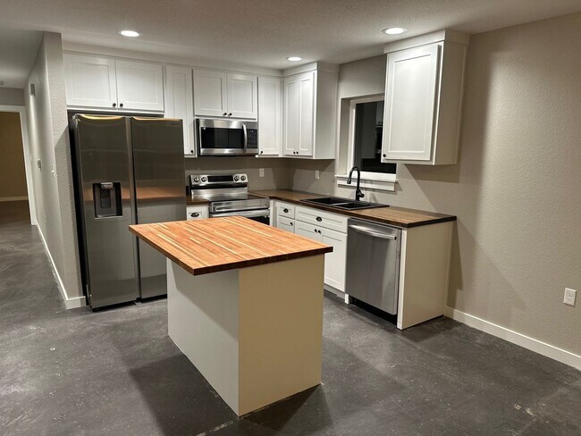 Building Photo - 707 Atkinson St