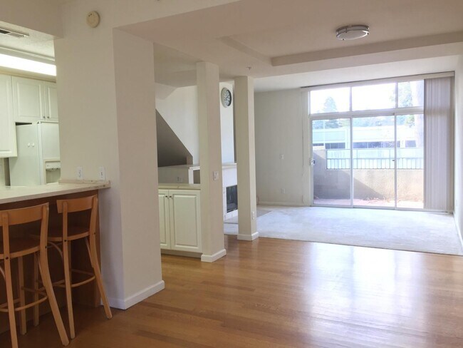 Building Photo - 315 Dunsmuir Terrace