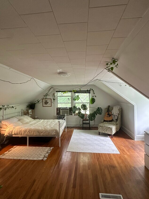 Main large bedroom - 103 Old Fayetteville Rd