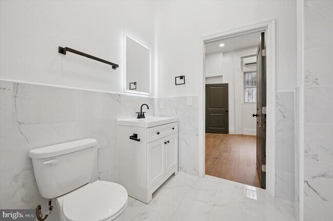 Foto del edificio - 1637 W Girard Ave