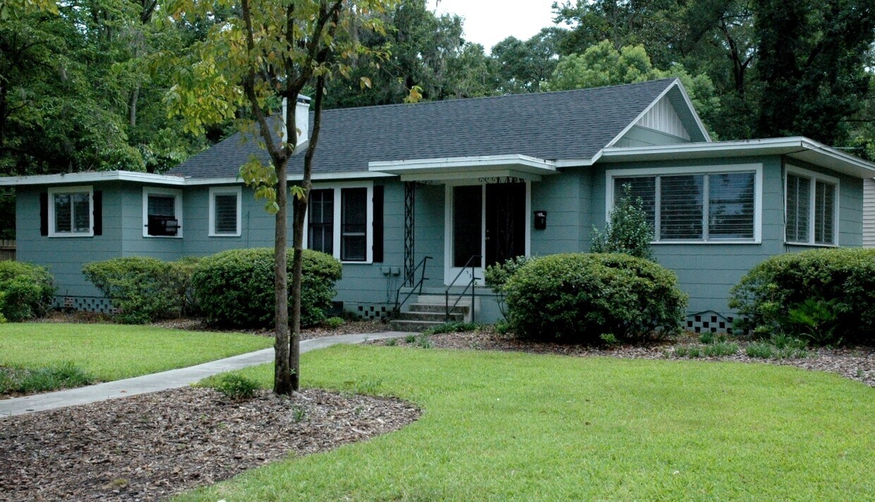 Primary Photo - 3 Bedroom, 2 Bathroom House (w/ Study) Blo...