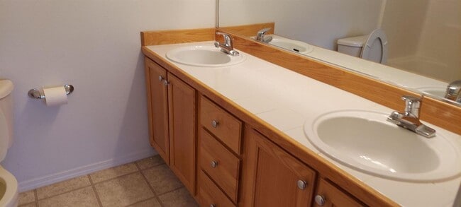 Building Photo - 3 br, 2.5 bath House - 5881 SE 15th Drive