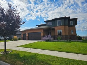 Building Photo - 5010 Jeff Dr